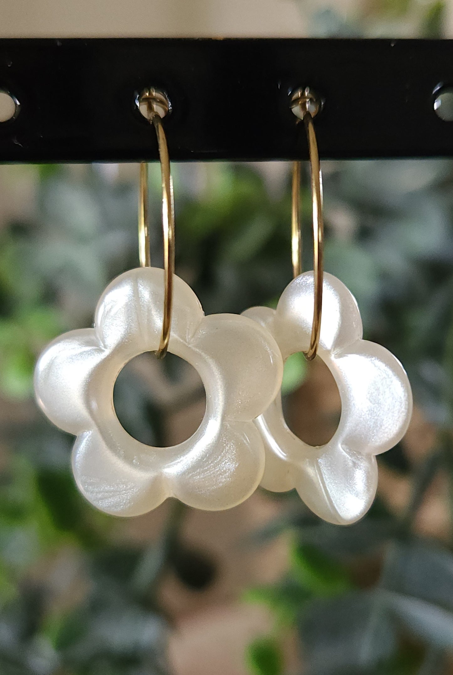 Boucles d'Oreilles Créoles Fleur en Résine 21mm - Bijoux Artisanaux Dorés Or Fin - Acier Inoxydable 316 - Plusieurs Coloris Disponibles