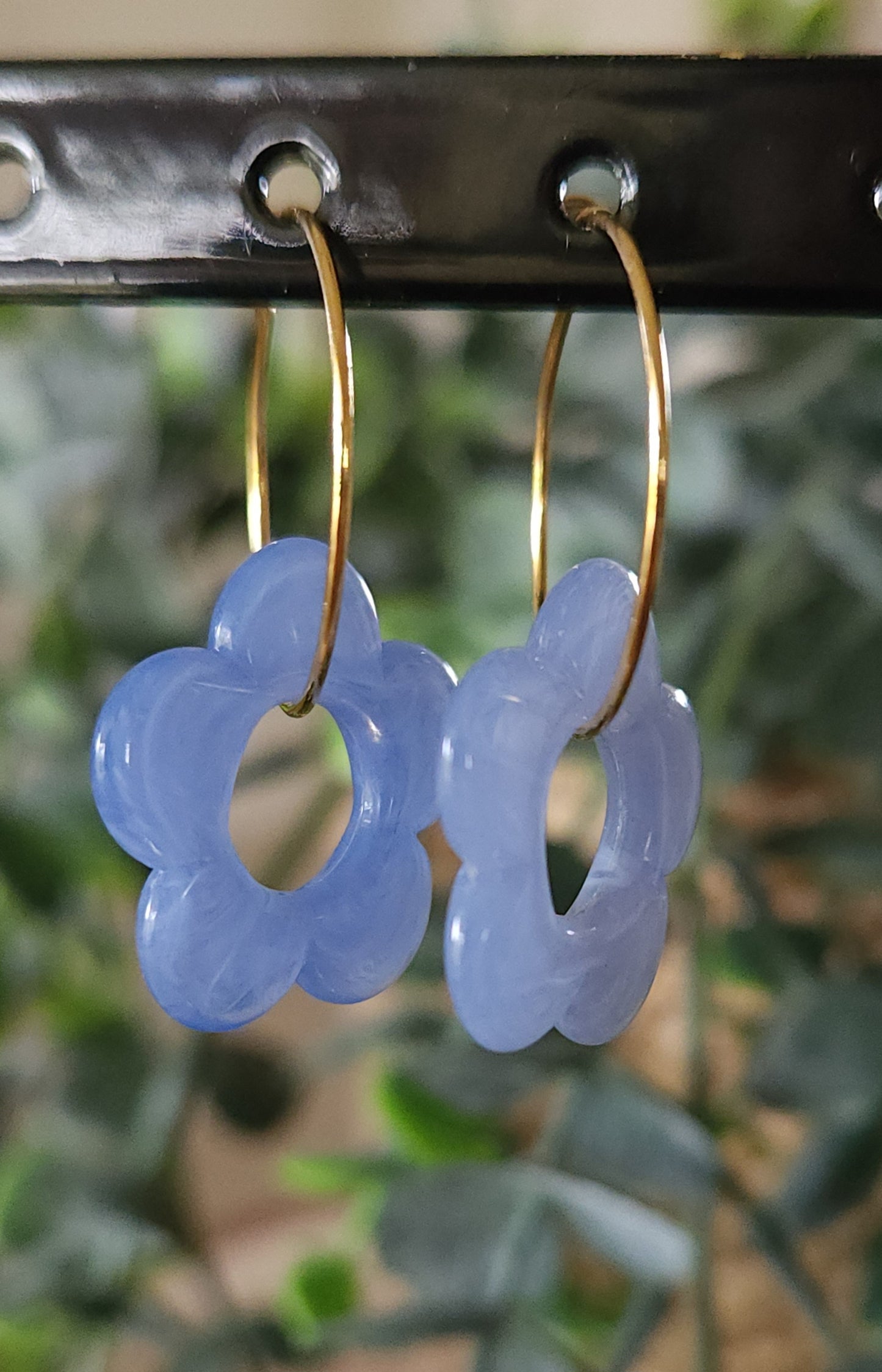 Boucles d'Oreilles Créoles Fleur en Résine 21mm - Bijoux Artisanaux Dorés Or Fin - Acier Inoxydable 316 - Plusieurs Coloris Disponibles