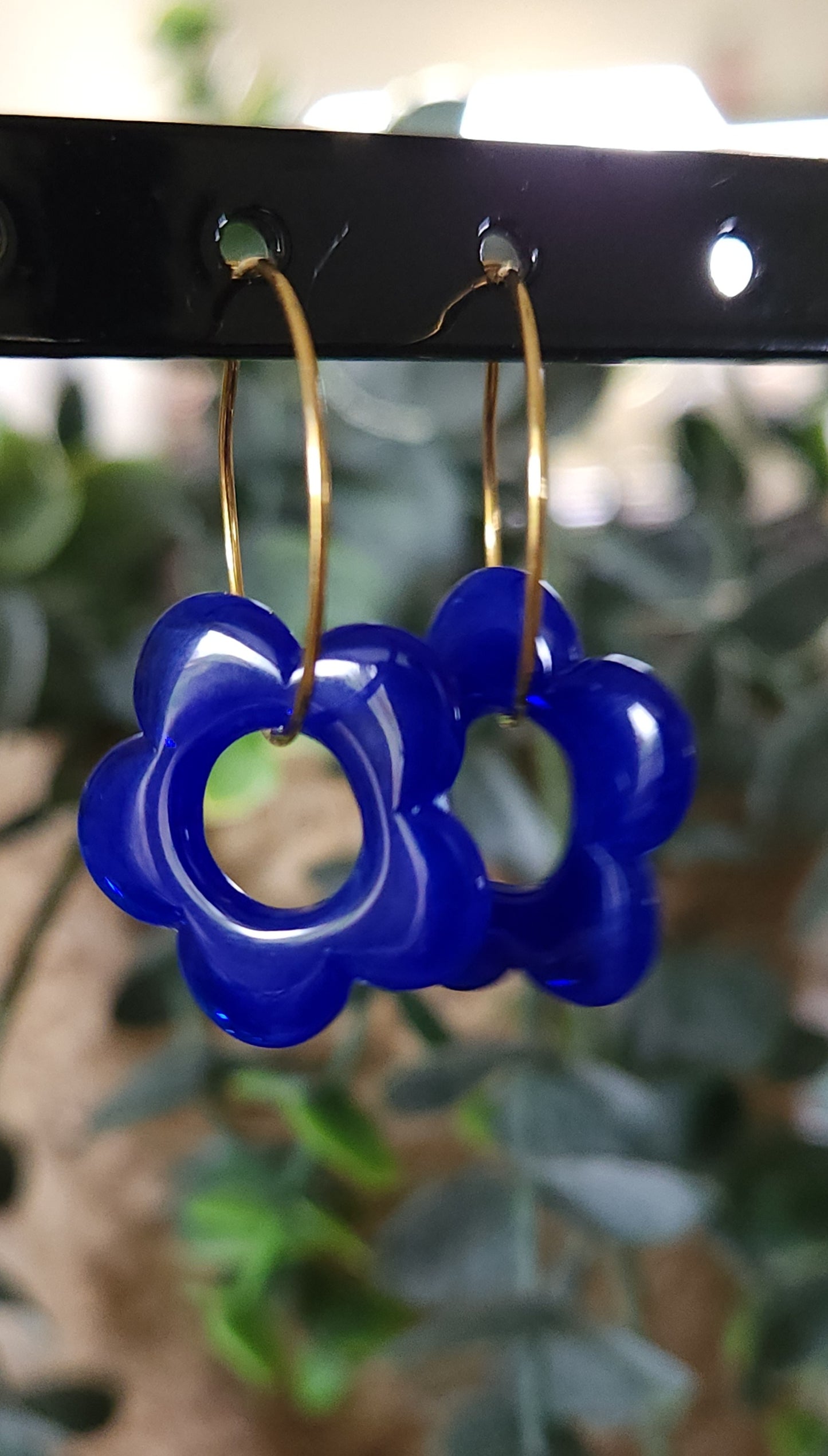 Boucles d'Oreilles Créoles Fleur en Résine 21mm - Bijoux Artisanaux Dorés Or Fin - Acier Inoxydable 316 - Plusieurs Coloris Disponibles