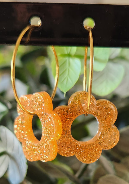 Boucles d'Oreilles Créoles Fleur en Résine 21mm - Bijoux Artisanaux Dorés Or Fin - Acier Inoxydable 316 - Plusieurs Coloris Disponibles