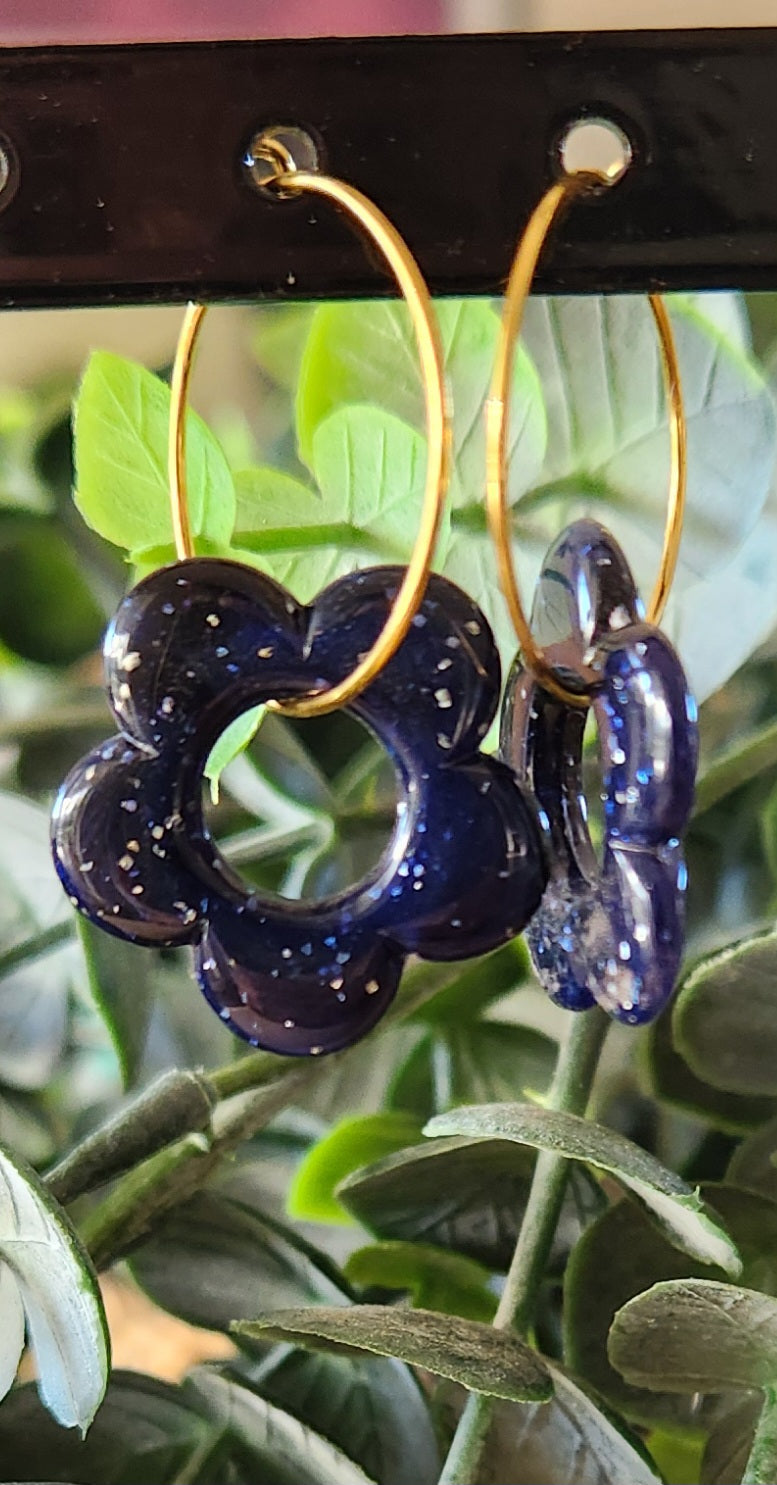 Boucles d'Oreilles Créoles Fleur en Résine 21mm - Bijoux Artisanaux Dorés Or Fin - Acier Inoxydable 316 - Plusieurs Coloris Disponibles