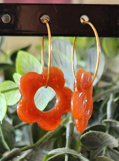 Boucles d'Oreilles Créoles Fleur en Résine 21mm - Bijoux Artisanaux Dorés Or Fin - Acier Inoxydable 316 - Plusieurs Coloris Disponibles