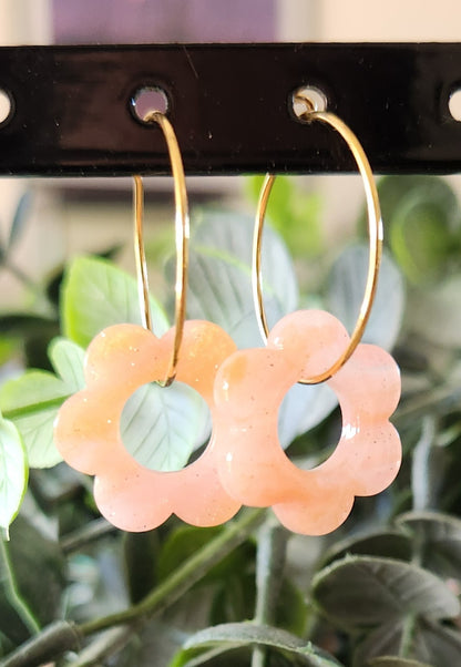 Boucles d'Oreilles Créoles Fleur en Résine 21mm - Bijoux Artisanaux Dorés Or Fin - Acier Inoxydable 316 - Plusieurs Coloris Disponibles